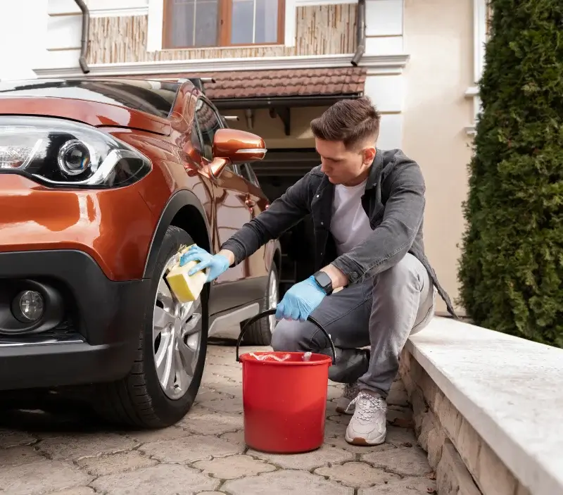 Lavage auto à domicile Corny-sur-Moselle : professionnel intervenant sur un véhicule